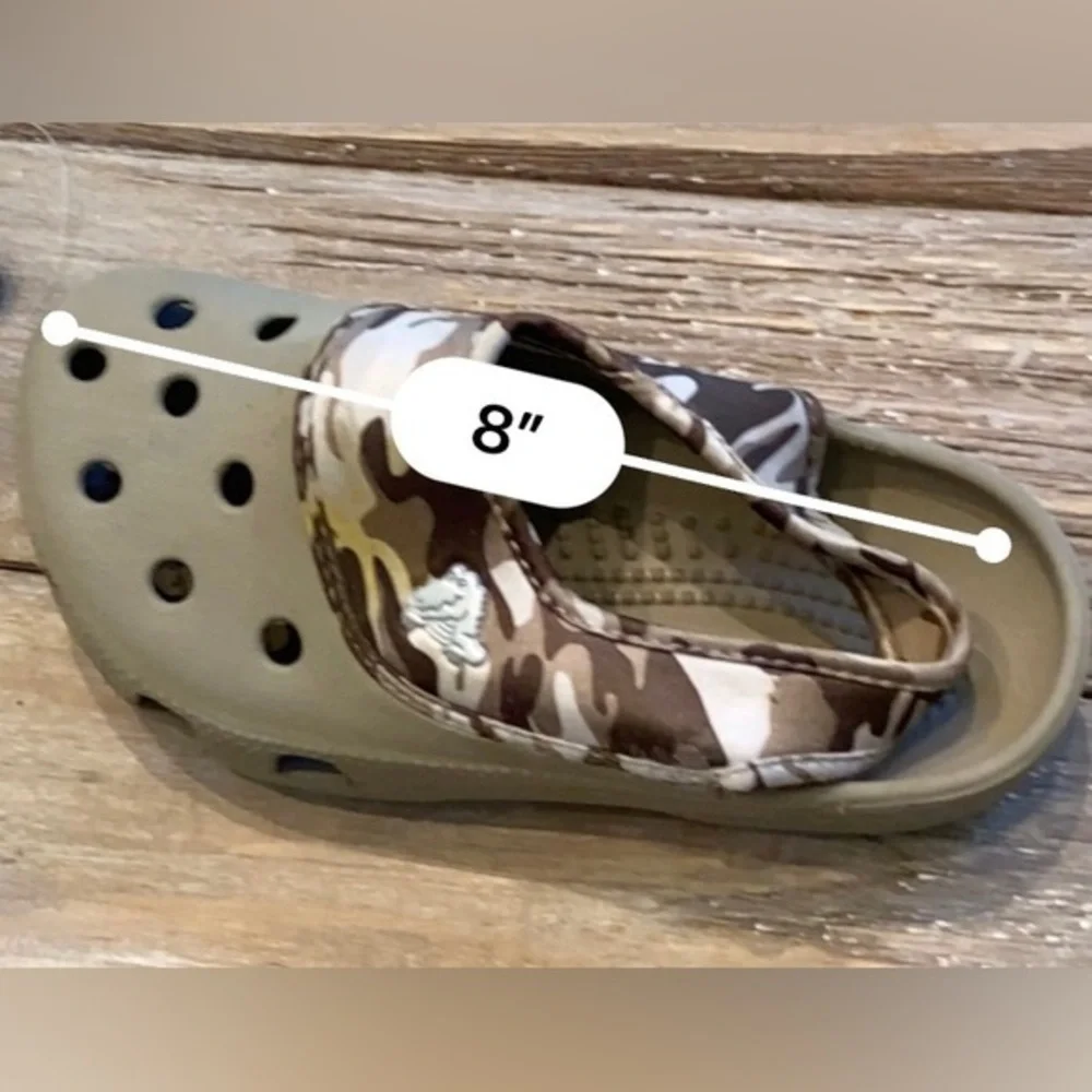 CROCS Tan and Camo Men’s 1 Women’s 3 Material Slingback Shoe.‎
